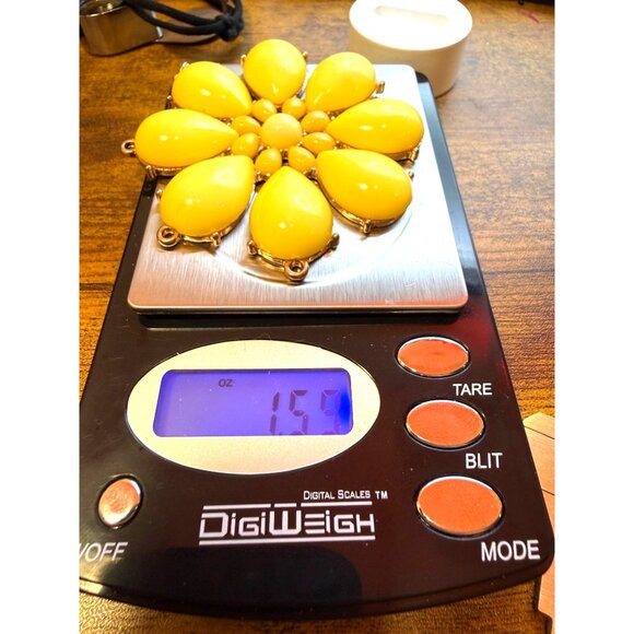 VTG Yellow Lucite Flower Jewelry Parts Lot – Large & Small Daisy Components Craf - Picture 5 of 8